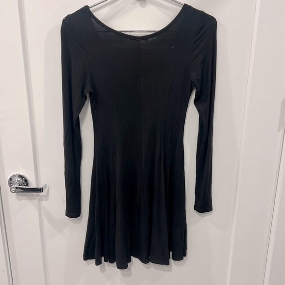 Cozy Small Black T-Shirt Dress | Long Sleeve | Transitional Style | Comfy BASIC - Picture 4 of 4